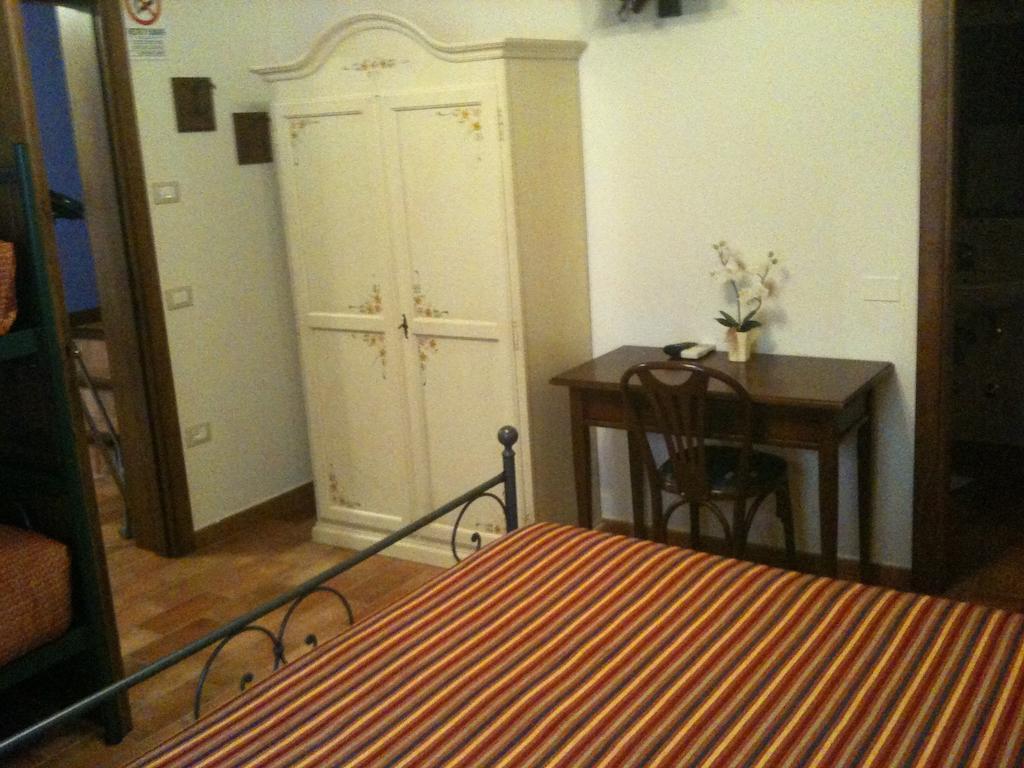 Agriturismo Lo Sgorzolo Pergola Chambre photo